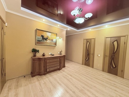 Продам трехкомнатную (3-комн.) квартиру, Калинина ул, 60, Казань г