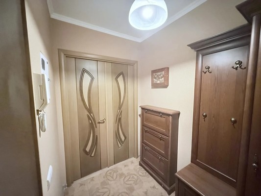 Продам трехкомнатную (3-комн.) квартиру, Калинина ул, 60, Казань г