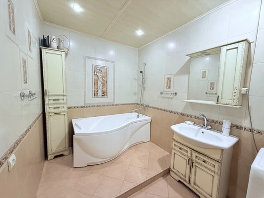 Продам трехкомнатную (3-комн.) квартиру, Калинина ул, 60, Казань г