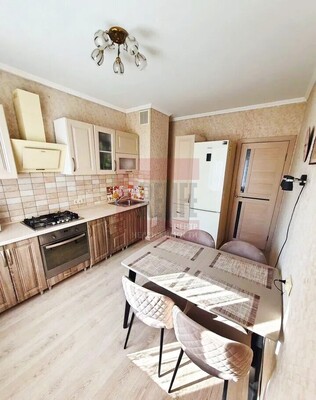 Продам трехкомнатную (3-комн.) квартиру, Зеленая ул, 74, Калининград г