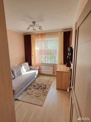 Продам трехкомнатную (3-комн.) квартиру, Зеленая ул, 74, Калининград г