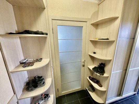 Продам двухкомнатную (2-комн.) квартиру, Ларионова ул, 44, Симферополь г