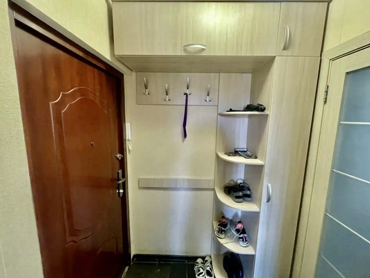 Продам двухкомнатную (2-комн.) квартиру, Ларионова ул, 44, Симферополь г