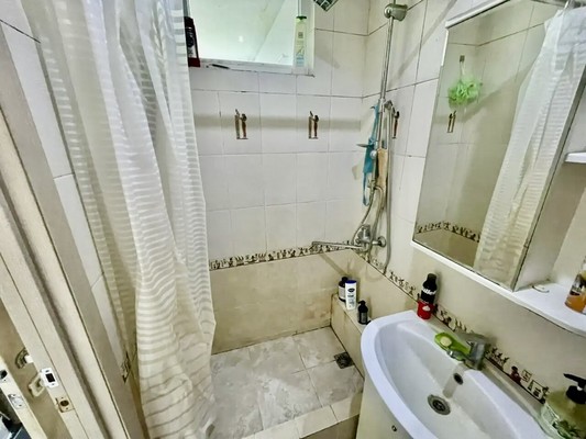 Продам двухкомнатную (2-комн.) квартиру, Ларионова ул, 44, Симферополь г