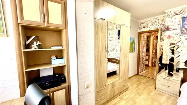 Продам трехкомнатную (3-комн.) квартиру, Лермонтова ул, 18, Симферополь г