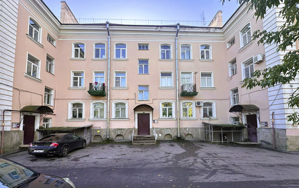 Продам трехкомнатную (3-комн.) квартиру, Санкт-Петербургский пр-кт, 33, Петергоф г