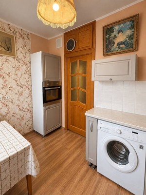 Продам трехкомнатную (3-комн.) квартиру, Лескова ул, 5, Москва г