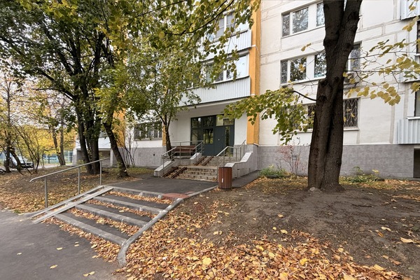 Продам трехкомнатную (3-комн.) квартиру, Рябиновая ул, 8к1, Москва г