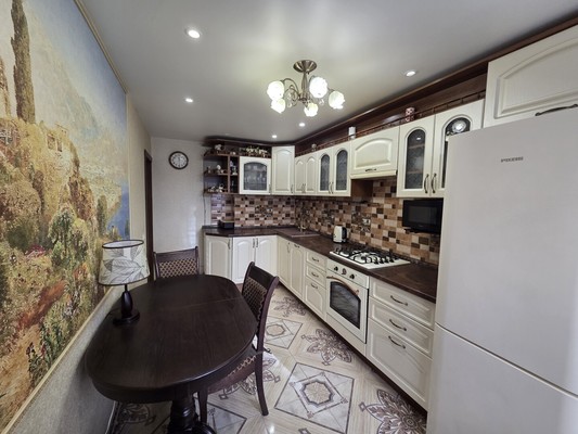 Продам трехкомнатную (3-комн.) квартиру, Кирова ул, 20, Медведево пгт