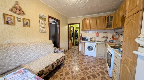 Продам трехкомнатную (3-комн.) квартиру, В мкр, 40, Троицк г