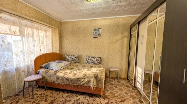 Продам трехкомнатную (3-комн.) квартиру, В мкр, 40, Троицк г
