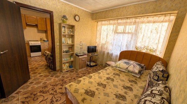 Продам трехкомнатную (3-комн.) квартиру, В мкр, 40, Троицк г
