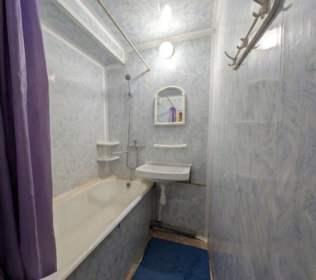 Продам трехкомнатную (3-комн.) квартиру, В мкр, 40, Троицк г