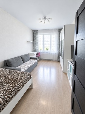 Продам трехкомнатную (3-комн.) квартиру, Петровский б-р, 11к2, Мурино п