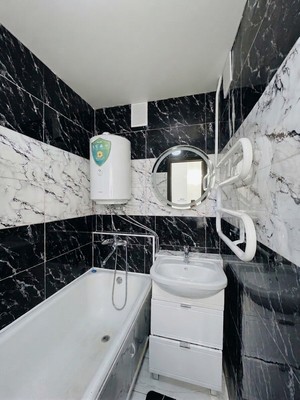 Продам трехкомнатную (3-комн.) квартиру, Ленина ул, 102, Волгодонск г