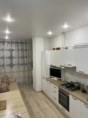 Продам двухкомнатную (2-комн.) квартиру, Смежный пер, 10, Симферополь г