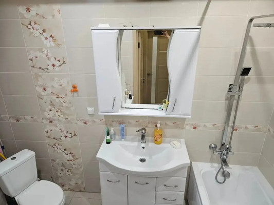 Продам двухкомнатную (2-комн.) квартиру, Смежный пер, 10, Симферополь г