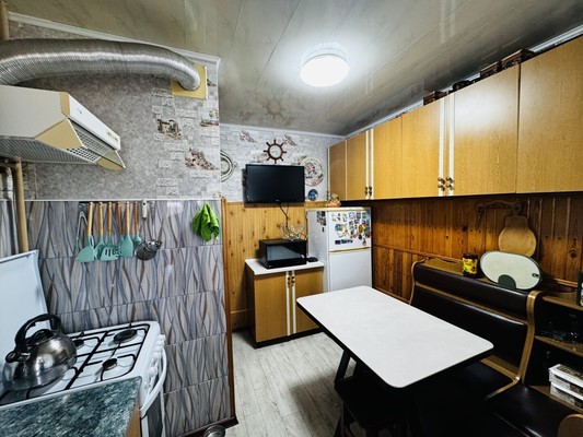Продам двухкомнатную (2-комн.) квартиру, Зеленая ул, 31, Комсомольское пгт