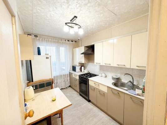 Продам трехкомнатную (3-комн.) квартиру, Сафиуллина ул, 30, Казань г