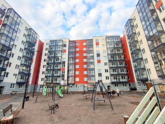 Продам трехкомнатную (3-комн.) квартиру, Строителей ул, 40, Рощино гп