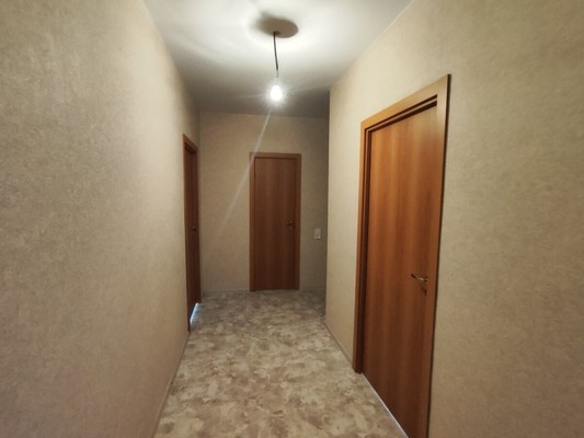 Продам трехкомнатную (3-комн.) квартиру, Строителей ул, 40, Рощино гп