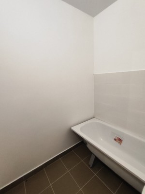Продам трехкомнатную (3-комн.) квартиру, Строителей ул, 40, Рощино гп