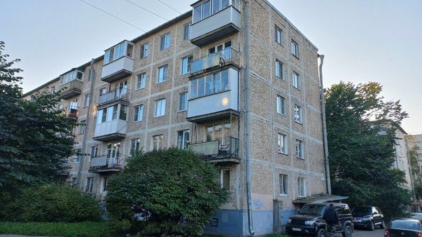 Продам 2-комн. в 3-комн. квартире, Александровская ул, 31, Ломоносов г