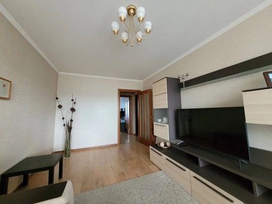 Продам трехкомнатную (3-комн.) квартиру, Гагарина ул, 12, Отрадное г