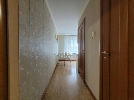 Продам трехкомнатную (3-комн.) квартиру, Гагарина ул, 12, Отрадное г