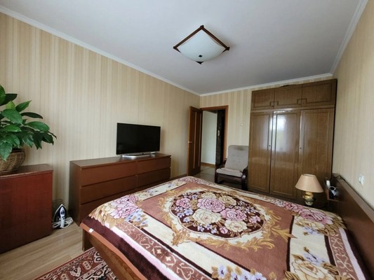 Продам трехкомнатную (3-комн.) квартиру, Гагарина ул, 12, Отрадное г