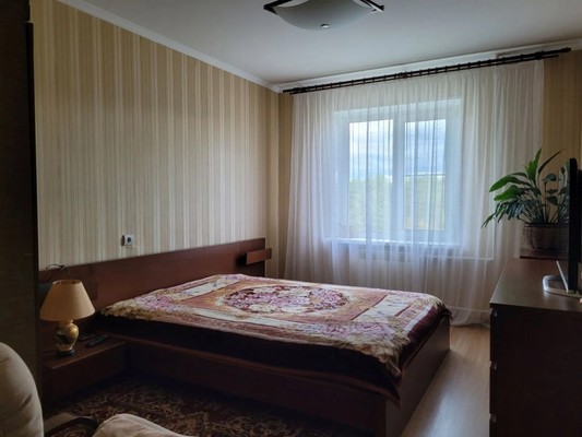 Продам трехкомнатную (3-комн.) квартиру, Гагарина ул, 12, Отрадное г