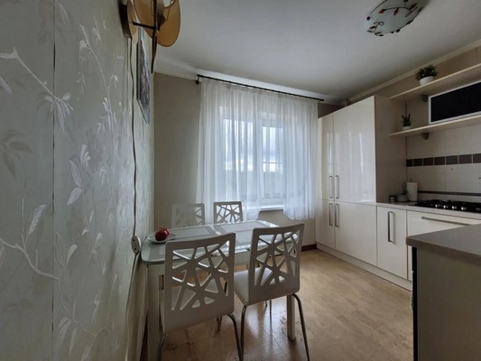 Продам трехкомнатную (3-комн.) квартиру, Гагарина ул, 12, Отрадное г