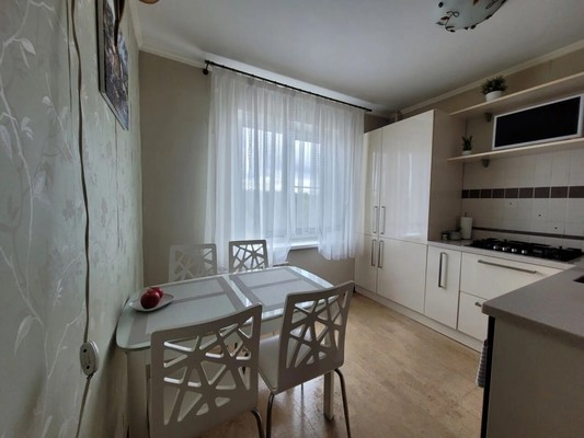Продам трехкомнатную (3-комн.) квартиру, Гагарина ул, 12, Отрадное г