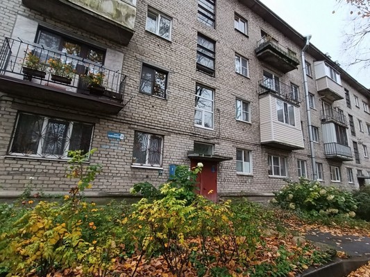 Продам трехкомнатную (3-комн.) квартиру, Заводская ул, 3, Отрадное г