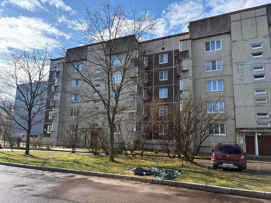 Продам трехкомнатную (3-комн.) квартиру, Молодежная ул, 7к1, Кировск г