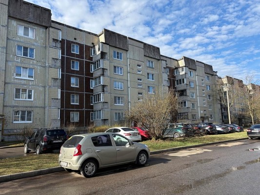 Продам трехкомнатную (3-комн.) квартиру, Молодежная ул, 7к1, Кировск г
