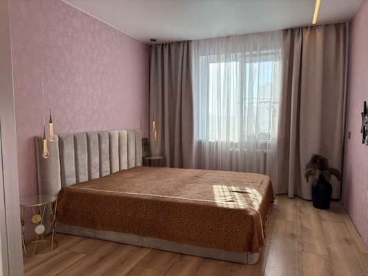 Продам трехкомнатную (3-комн.) квартиру, Молодежная ул, 7к1, Кировск г
