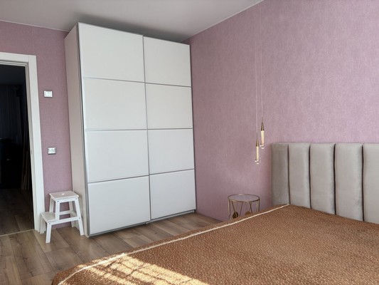 Продам трехкомнатную (3-комн.) квартиру, Молодежная ул, 7к1, Кировск г