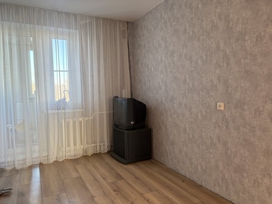Продам трехкомнатную (3-комн.) квартиру, Молодежная ул, 7к1, Кировск г