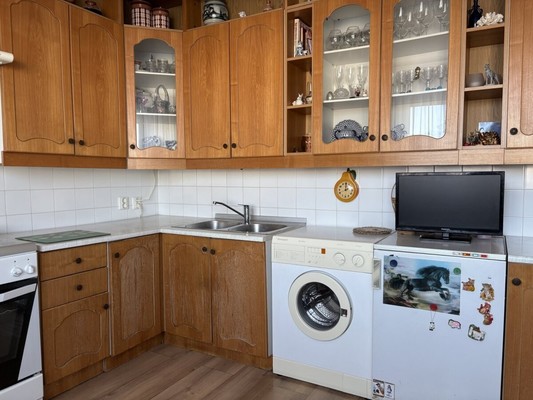 Продам трехкомнатную (3-комн.) квартиру, Молодежная ул, 7к1, Кировск г