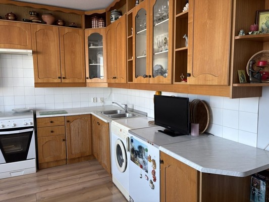 Продам трехкомнатную (3-комн.) квартиру, Молодежная ул, 7к1, Кировск г