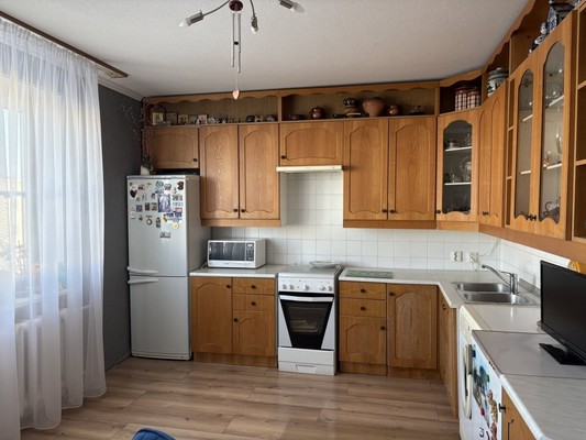 Продам трехкомнатную (3-комн.) квартиру, Молодежная ул, 7к1, Кировск г