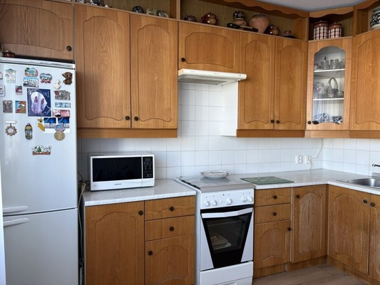 Продам трехкомнатную (3-комн.) квартиру, Молодежная ул, 7к1, Кировск г