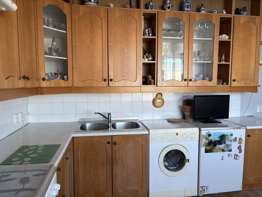 Продам трехкомнатную (3-комн.) квартиру, Молодежная ул, 7к1, Кировск г