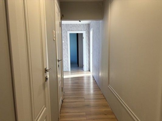 Продам трехкомнатную (3-комн.) квартиру, Молодежная ул, 7к1, Кировск г